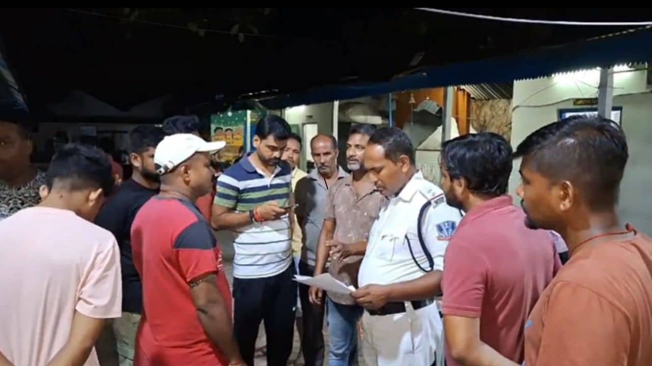 Siliguri: ঘেমে গিয়েছো জল খাও! যেচে পড়ে জল খেতে দিয়ে শিশুর সঙ্গেই ভয়ঙ্কর কাণ্ড গাড়িচালকের