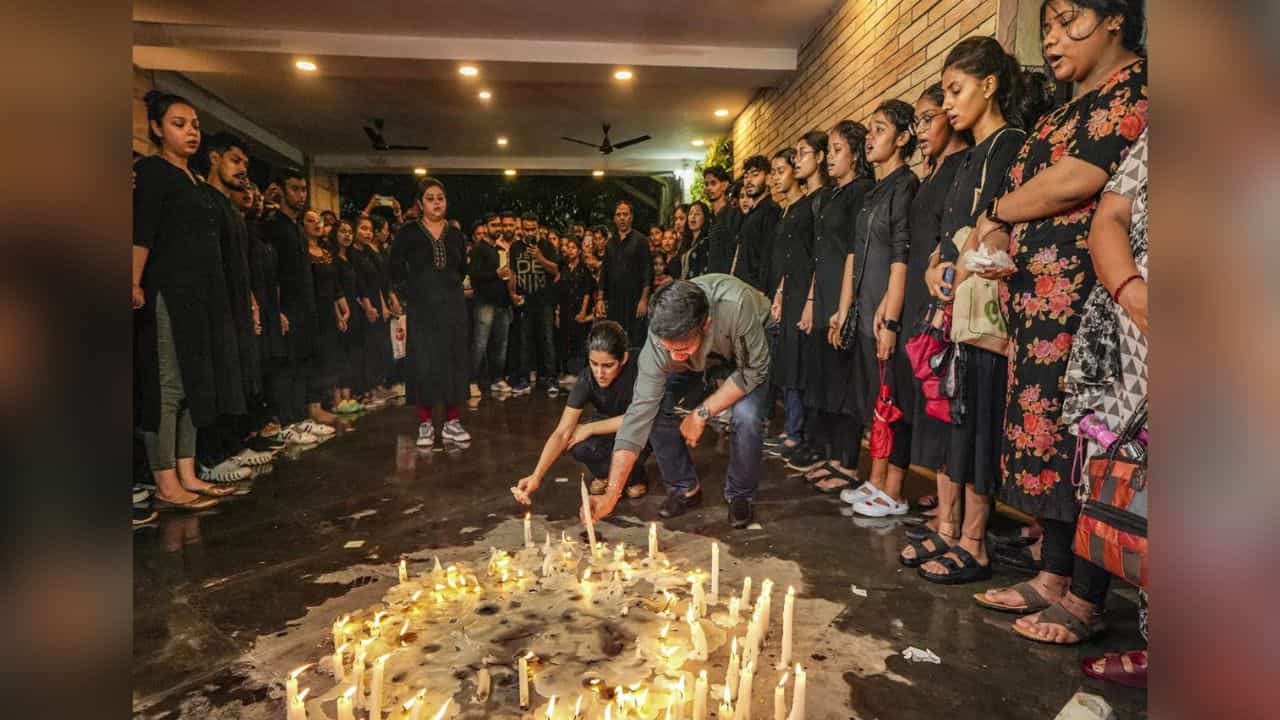 Sourav Ganguly: জাস্টিস ফর আরজি কর, মেয়ে সানাকে নিয়ে প্রতিবাদে শরিক সৌরভ গঙ্গোপাধ্যায় Sourav Ganguly: জাস্টিস ফর আরজি কর, মেয়ে সানাকে নিয়ে প্রতিবাদে শরিক সৌরভ গঙ্গোপাধ্যায়