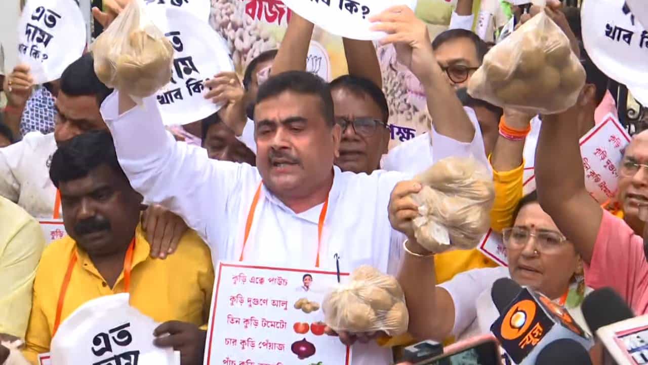 Suvendu Adhikari: ১০ টাকা কেজি আলু, বাজারে চমক শুভেন্দুর Suvendu Adhikari: ১০ টাকা কেজি আলু, বাজারে চমক শুভেন্দুর