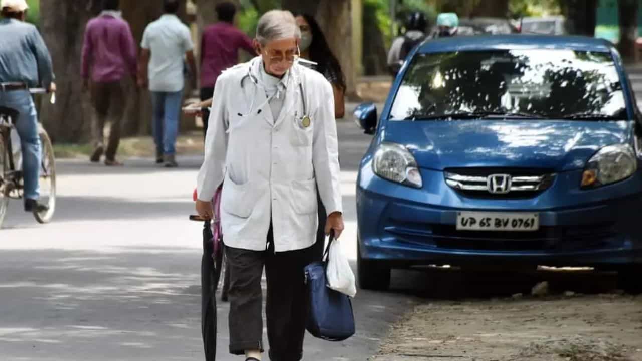 Dr Tapan Kunar Lahiri: আমেরিকা ডেকেছিল, যাননি, ১ লক্ষ টাকা বেতন নেননি, দেশের জন্য 'নিঃস্ব' হয়েছেন এই বাঙালি চিকিৎসক Dr Tapan Kunar Lahiri: আমেরিকা ডেকেছিল, যাননি, ১ লক্ষ টাকা বেতন নেননি, দেশের জন্য 'নিঃস্ব' হয়েছেন এই বাঙালি চিকিৎসক