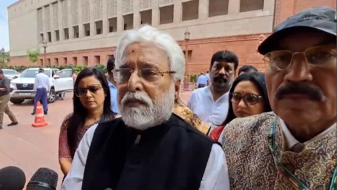 TMC Protest: ফের মাইক বন্ধের অভিযোগ, বিমায় GST প্রত্যাহারের দাবিতে লোকসভা থেকে ওয়াকআউট তৃণমূলের TMC Protest: ফের মাইক বন্ধের অভিযোগ, বিমায় GST প্রত্যাহারের দাবিতে লোকসভা থেকে ওয়াকআউট তৃণমূলের