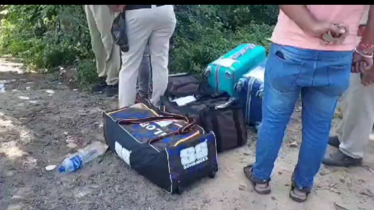 Burdwan: ব্যাগে পুরে নিয়ে যাচ্ছিল, লক্ষ লক্ষ টাকা গাঁজা উদ্ধার করল পুলিশ Burdwan: ব্যাগে পুরে নিয়ে যাচ্ছিল, লক্ষ লক্ষ টাকা গাঁজা উদ্ধার করল পুলিশ