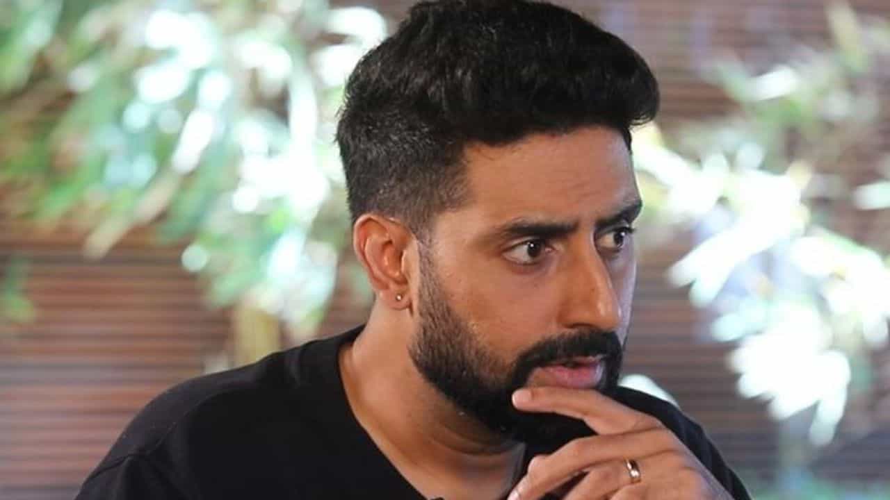 Bachchan Family: কী এমন দোষ করেন অভিষেক? ভরা রাস্তায় এক মহিলা সপাটে চড় মেরে বসেন Bachchan Family: কী এমন দোষ করেন অভিষেক? ভরা রাস্তায় এক মহিলা সপাটে চড় মেরে বসেন