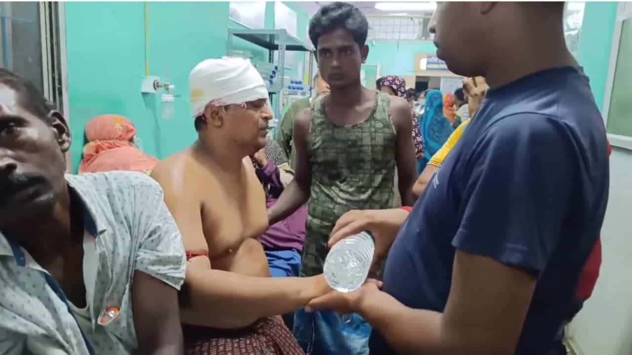 Canning: রমরমিয়ে চলছিল মধুচক্রের ব্যবসা, বারণ করতেই মার জুটল TMC নেতার Canning: রমরমিয়ে চলছিল মধুচক্রের ব্যবসা, বারণ করতেই মার জুটল TMC নেতার