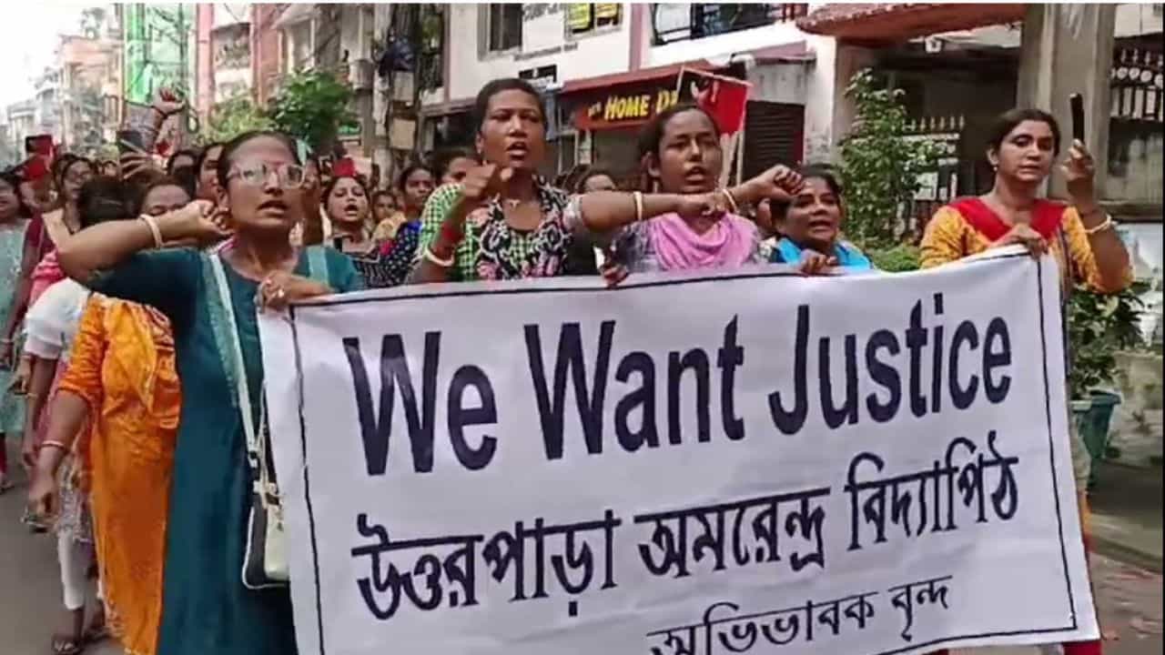 RG Kar Protest: সরকারের নির্দেশিকার পরও আরজি কর কাণ্ডের প্রতিবাদে সরকারি স্কুল RG Kar Protest: সরকারের নির্দেশিকার পরও আরজি কর কাণ্ডের প্রতিবাদে সরকারি স্কুল
