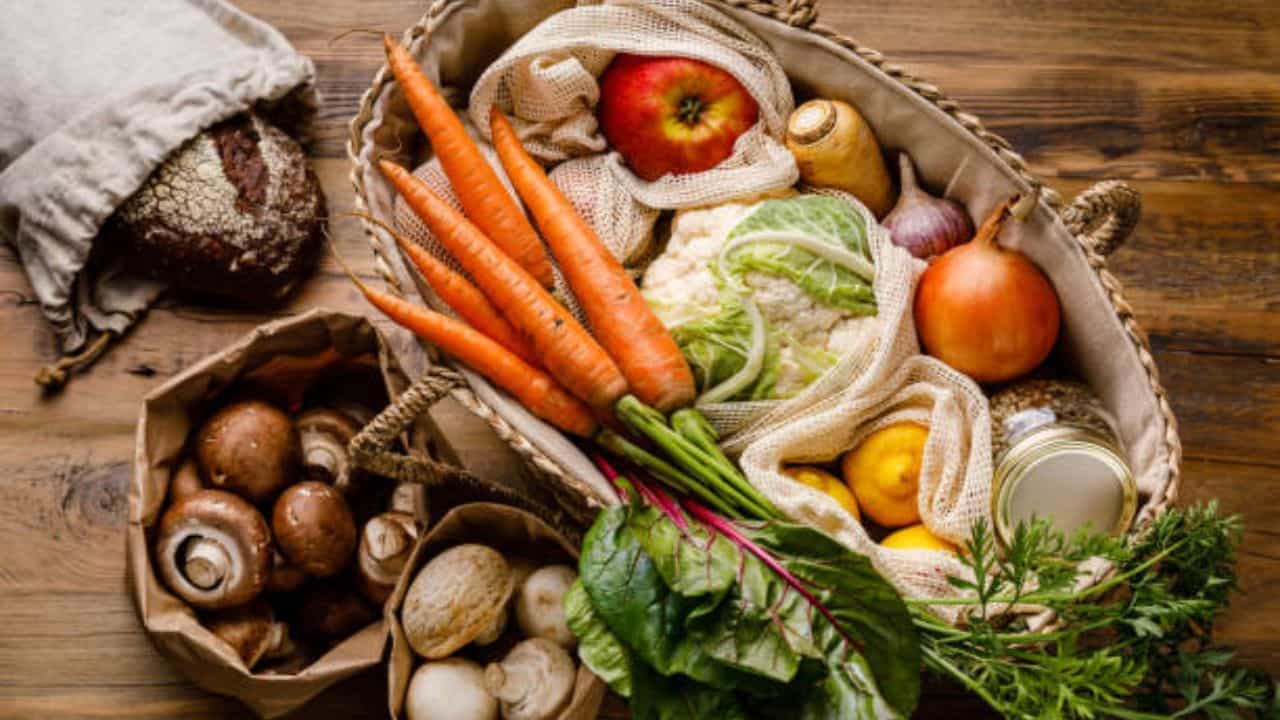 Vegetables for Uric Acids: গাউটের যন্ত্রণা কমাতে চান? টমেটো না বাদ দিয়ে রোজ খান Vegetables for Uric Acids: গাউটের যন্ত্রণা কমাতে চান? টমেটো না বাদ দিয়ে রোজ খান
