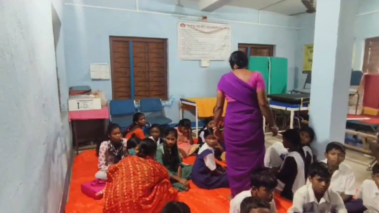 Medinipur: রাতে হস্টেলের খাবার খেয়ে ঘুমোয়, সকাল থেকে পড়ুয়াদের ভয়ঙ্কর অবস্থা