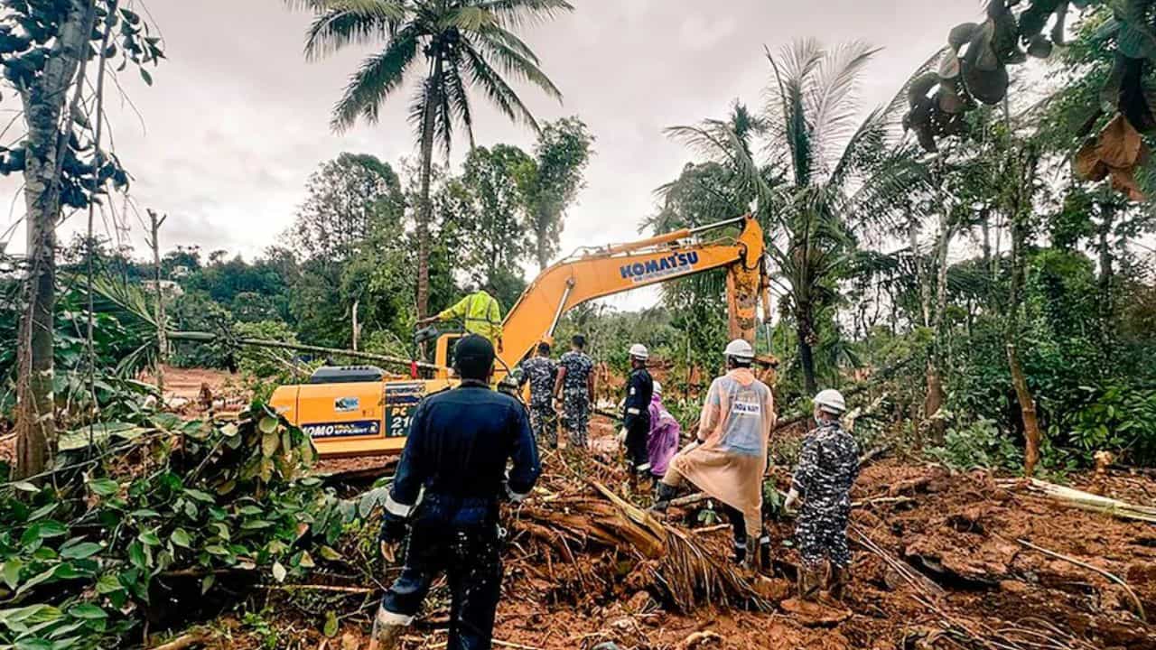 Wayanad Landslide: 'আমার আর কিছু রইল না', পরিবারের ১৬ সদস্যকে হারিয়ে বাকরুদ্ধ মনসুর Wayanad Landslide: 'আমার আর কিছু রইল না', পরিবারের ১৬ সদস্যকে হারিয়ে বাকরুদ্ধ মনসুর
