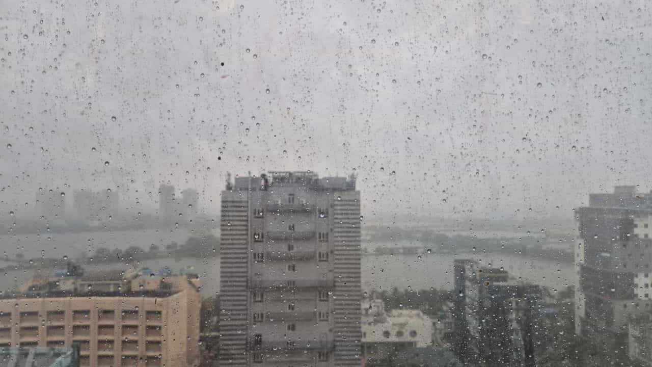 Weather Update: বাংলাতেও দুর্যোগের খাঁড়া! দক্ষিণবঙ্গের ৬ জেলায় সতর্কতা, কতদিনের মধ্যে বিপর্যয়? কী বলছে হাওয়া অফিস Weather Update: বাংলাতেও দুর্যোগের খাঁড়া! দক্ষিণবঙ্গের ৬ জেলায় সতর্কতা, কতদিনের মধ্যে বিপর্যয়? কী বলছে হাওয়া অফিস