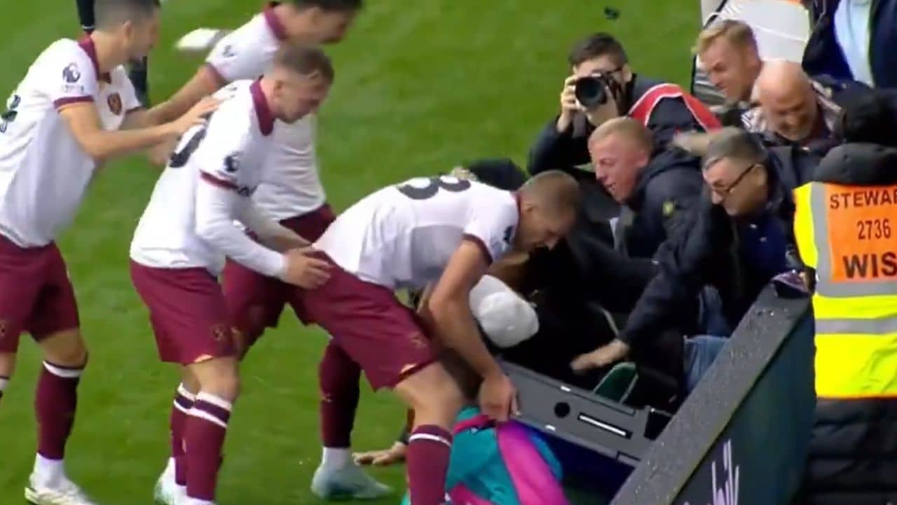 EPL ভিডিয়ো: ভারী বিজ্ঞাপনী বোর্ডের তলায় খুদে বল বয়, উদ্ধার করলেন দুই ফুটবলার