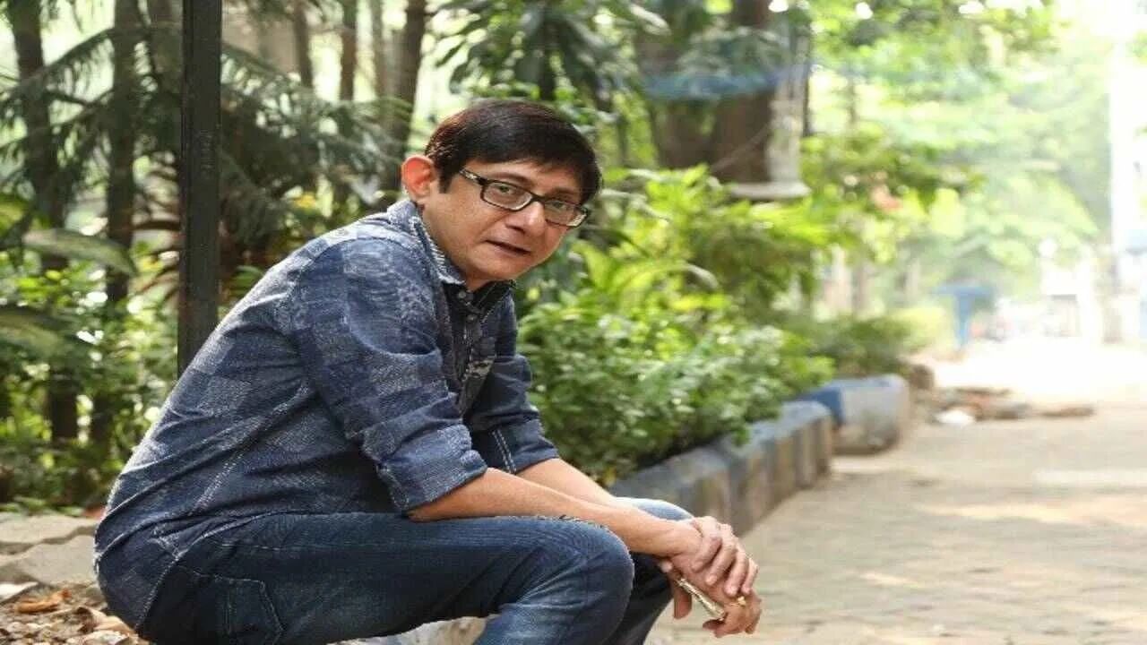 ১২০০ টাকা রোজগারের জন্য সেলস ম্যানের কাজ, সংসার টানটে কাঞ্চন যখন... ১২০০ টাকা রোজগারের জন্য সেলস ম্যানের কাজ, সংসার টানটে কাঞ্চন যখন...