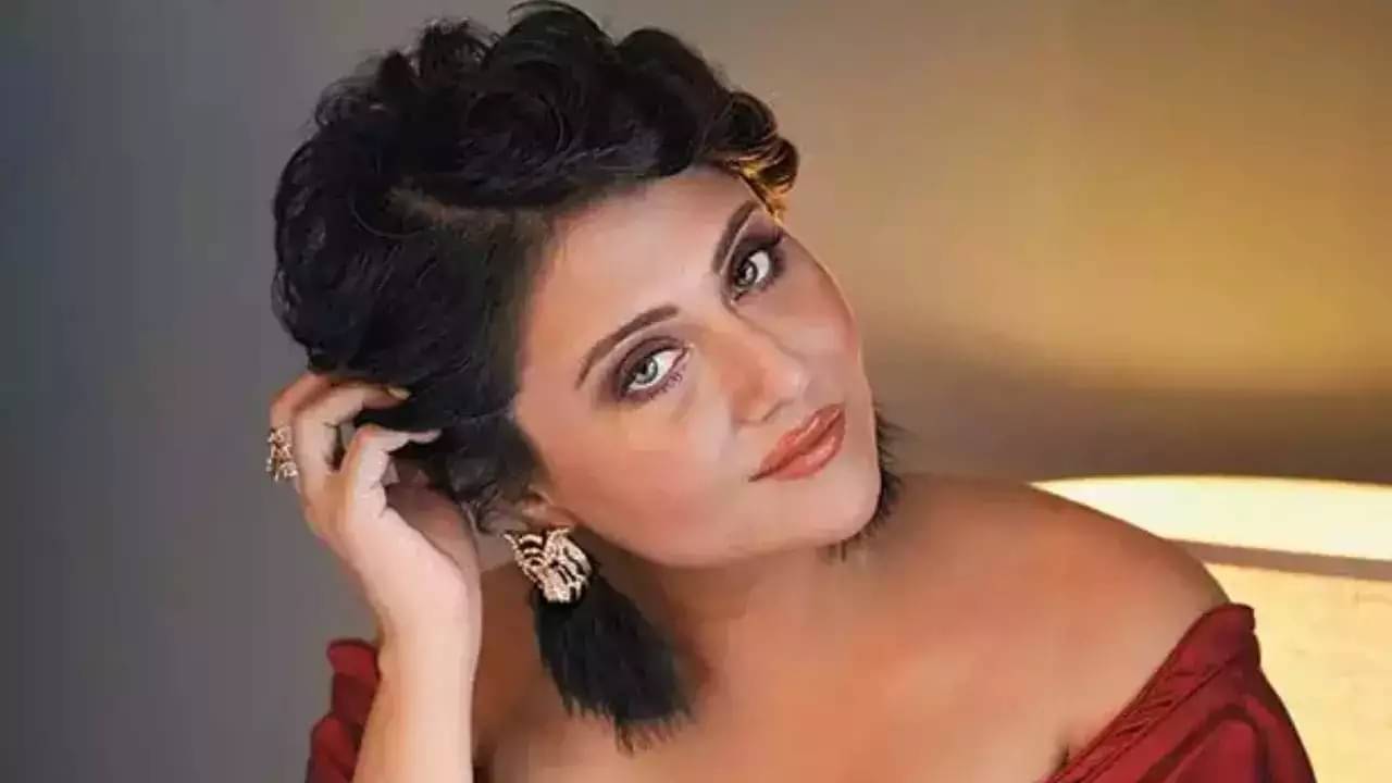 বিদেশে গিয়ে এ কী হাল স্বস্তিকার, চটি হাতে ঘুরছেন অভিনেত্রী? ভাইরাল ছবি