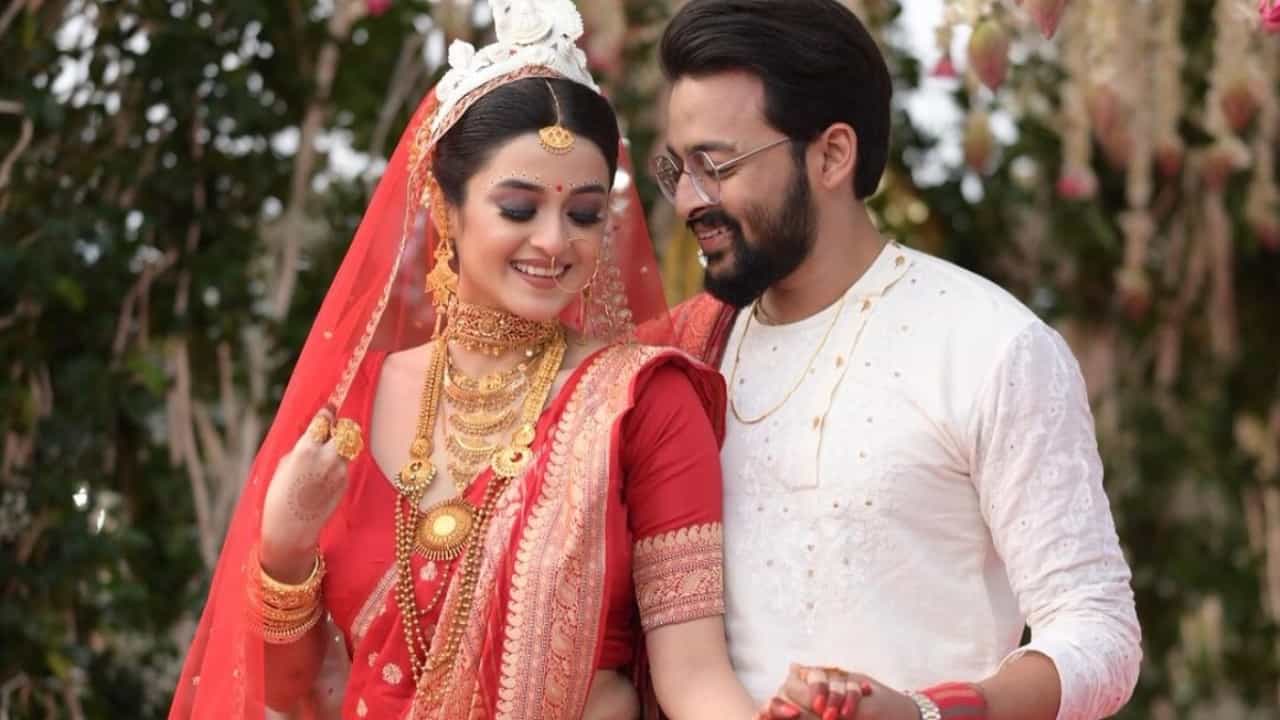 Saurav-Darshana: সন্তান এলেই 'নেশা'ছাড়বেন সৌরভ!পরিবার পরিকল্পনা নিয়ে কী বললেন দর্শনা? Saurav-Darshana: সন্তান এলেই 'নেশা'ছাড়বেন সৌরভ!পরিবার পরিকল্পনা নিয়ে কী বললেন দর্শনা?