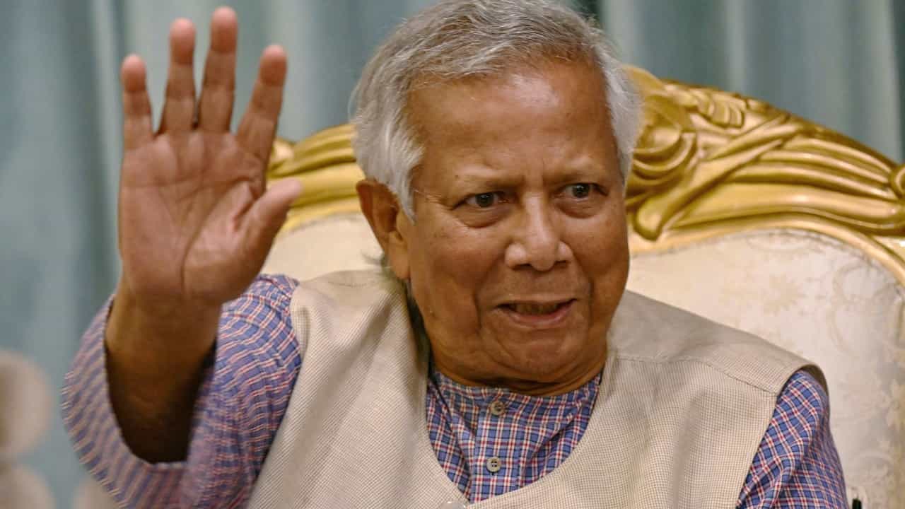৫ অগস্ট প্রধানমন্ত্রীর পদ থেকে ইস্তফা দিয়ে দেশ ছেড়েছিলেন শেখ হাসিনা। ৮ অগস্ট নোবেলজয়ী মহম্মদ ইউনুসের নেতৃত্বে গঠিত হয়েছিল অন্তর্বর্তীকালীন সরকার। তারপর, এক সপ্তাহ কেটে গিয়েছে। অর্থাৎ, নয়া সরকারের মধুচন্দ্রিমা পর্ব প্রায় সাঙ্গ বলা যেতে পারে। এর মধ্যেই বাংলাদেশে দেখা যাচ্ছে ইউনুসের বিরুদ্ধে অসন্তোষ।