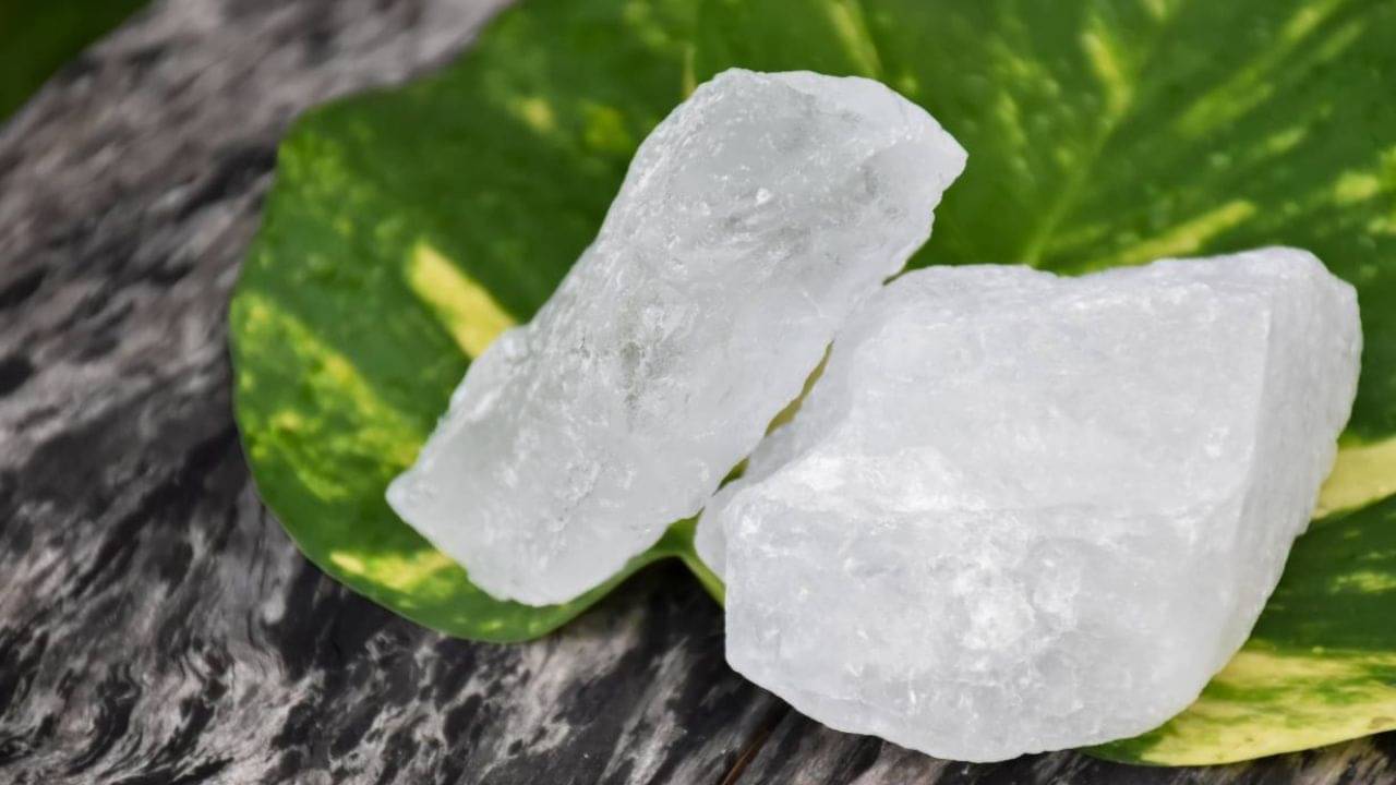 Alum: কোন নিয়মে ফিটকিরি লাগালে উজ্জ্বল হবে ত্বক? আর কী উপকার মেলে এতে?