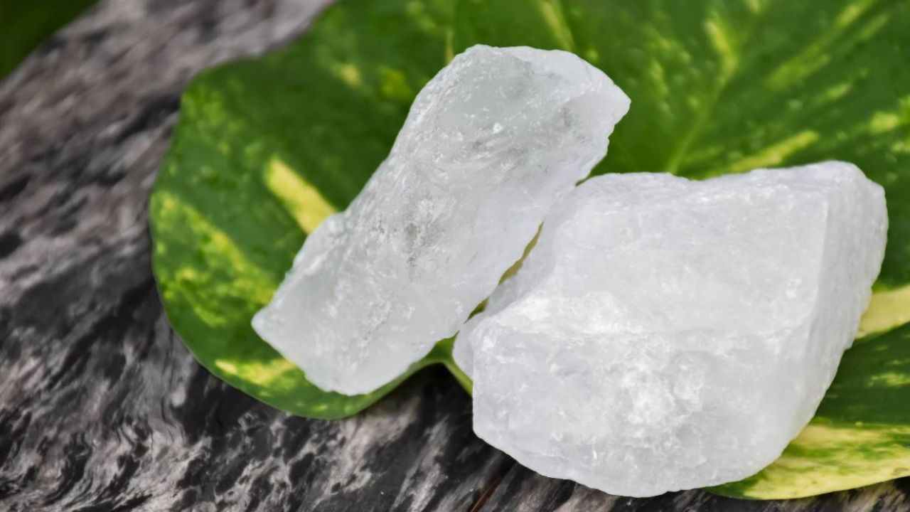 Alum: কোন নিয়মে ফিটকিরি লাগালে উজ্জ্বল হবে ত্বক? আর কী উপকার মেলে এতে? Alum: কোন নিয়মে ফিটকিরি লাগালে উজ্জ্বল হবে ত্বক? আর কী উপকার মেলে এতে?