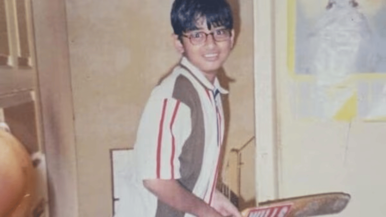 ২২ বছরের পুরনো স্মৃতিতে ডুব, চিনতে পারছেন টলিপাড়ার নায়ককে? ২২ বছরের পুরনো স্মৃতিতে ডুব, চিনতে পারছেন টলিপাড়ার নায়ককে?