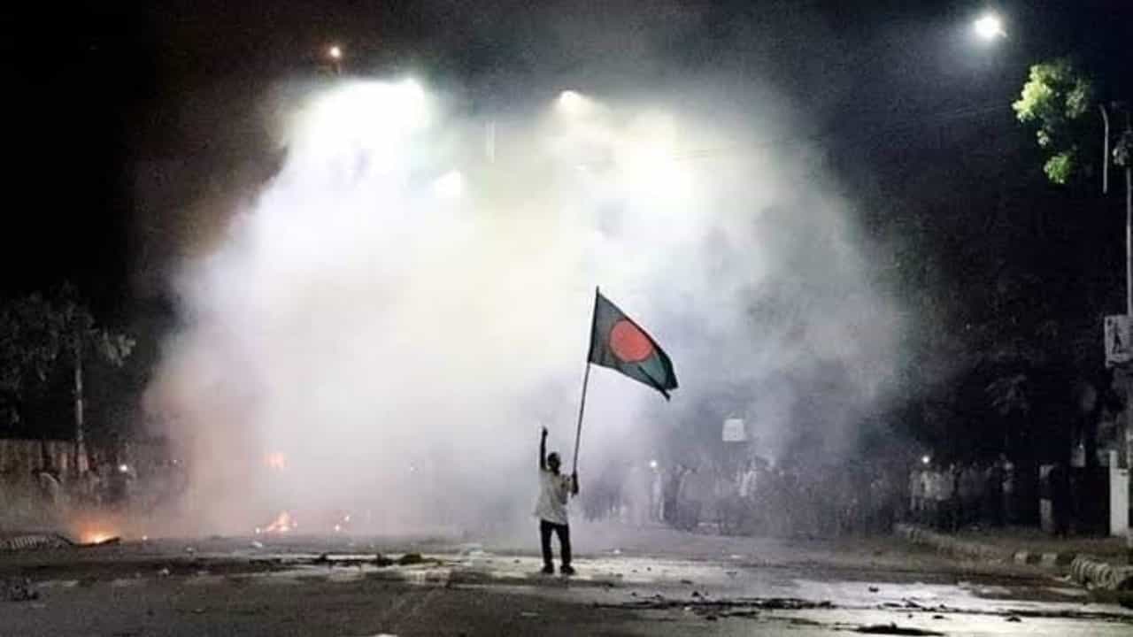 Bangladesh: ভাষার দাবি থেকে শাহবাগ, বারবারই বাংলাদেশকে পথ দেখিয়েছে ছাত্র আন্দোলন Bangladesh: ভাষার দাবি থেকে শাহবাগ, বারবারই বাংলাদেশকে পথ দেখিয়েছে ছাত্র আন্দোলন