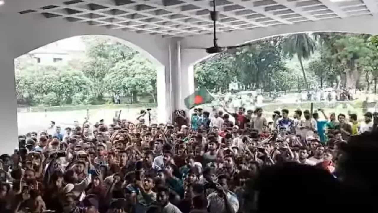 হাইকোর্ট ঘিরে বিক্ষোভ শতাধিক আন্দোলনকারীর, চাপের মুখে ইস্তফা প্রধান বিচারপতির হাইকোর্ট ঘিরে বিক্ষোভ শতাধিক আন্দোলনকারীর, চাপের মুখে ইস্তফা প্রধান বিচারপতির