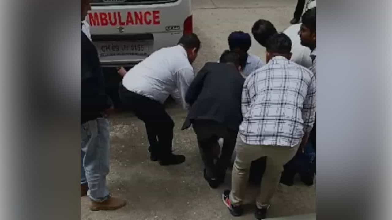 Bureaucrat shot dead: আদালত চত্বরে প্রাক্তন পুলিশকর্তা শ্বশুরের গুলিতে মৃত্যু আমলা জামাইয়ের Bureaucrat shot dead: আদালত চত্বরে প্রাক্তন পুলিশকর্তা শ্বশুরের গুলিতে মৃত্যু আমলা জামাইয়ের