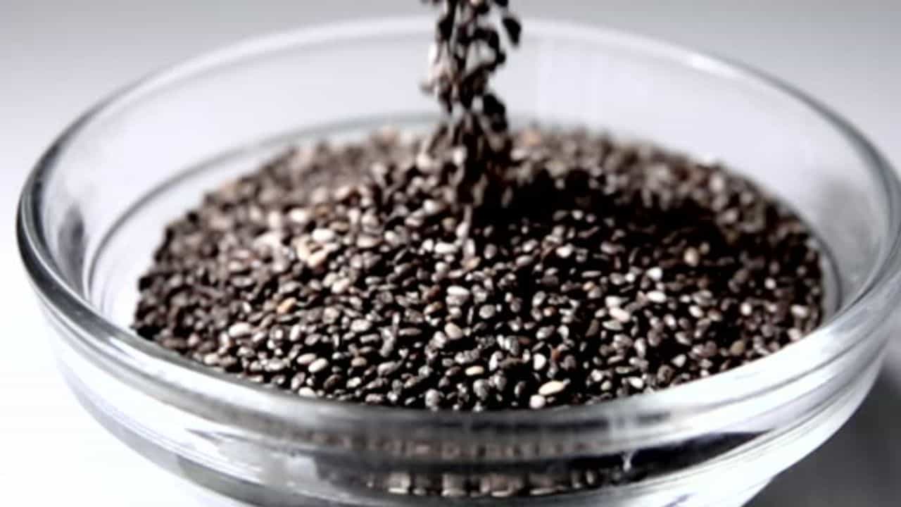 Chia Seeds: এই ছোট্ট কালো বীজের মধ্যে লুকিয়ে সুস্বাস্থ্যের চাবিকাঠি, রোজ খেলে জিমে যেতে হবে না আর Chia Seeds: এই ছোট্ট কালো বীজের মধ্যে লুকিয়ে সুস্বাস্থ্যের চাবিকাঠি, রোজ খেলে জিমে যেতে হবে না আর