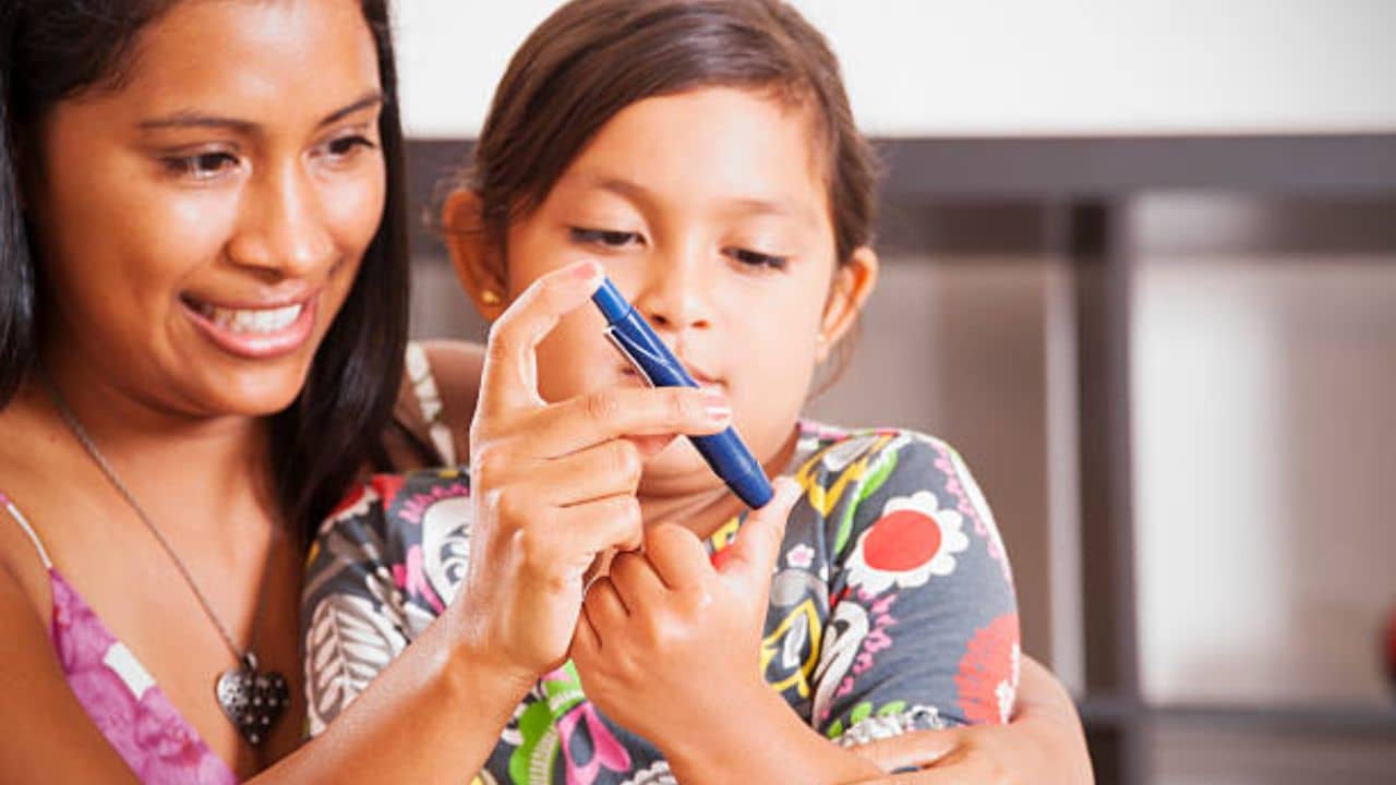 Diabetes in Children: এই ৬ লক্ষণ বলে দেবে আপনার সন্তানের দেহে ডায়াবেটিস বাসা বাঁধছে কি না