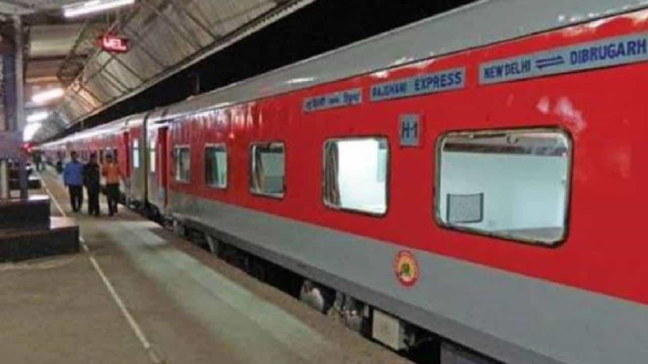 Rajdhani Exprees: এনজেপির কাছে রাজধানী-মালগাড়ি এক লাইনে, রেল জানাল কী ঘটেছে... Rajdhani Exprees: এনজেপির কাছে রাজধানী-মালগাড়ি এক লাইনে, রেল জানাল কী ঘটেছে...