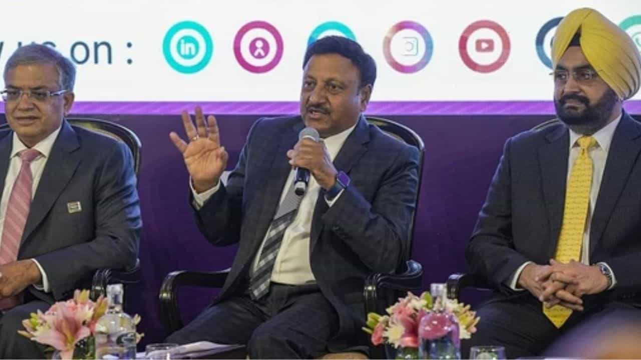 Election in Maharashtra: মহারাষ্ট্রে নির্বাচনের তারিখ ঘোষণা করল না কমিশন, নেপথ্যে কোন 'জল'? Election in Maharashtra: মহারাষ্ট্রে নির্বাচনের তারিখ ঘোষণা করল না কমিশন, নেপথ্যে কোন 'জল'?