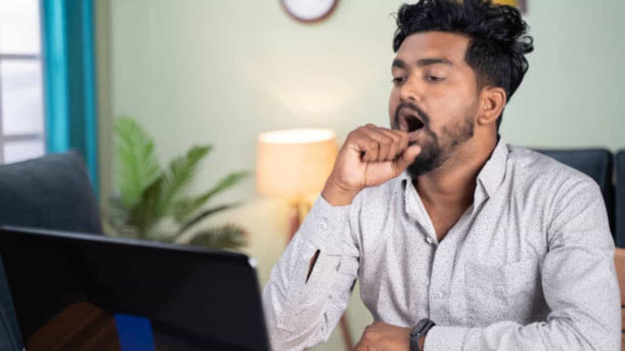 সপ্তাহে একদিন ছুটি। সে দিনও ঘুম থেকে উঠতে উঠতে বেলা ১২টা বেজে যায়। অর্থাৎ, অর্ধেক দিন শেষ। নিজের পছন্দ কাজ করাই হয় না। তার উপর বাড়ির নানা রকম কাজ জমে থাকে, সেগুলো শেষ করতে হয়।