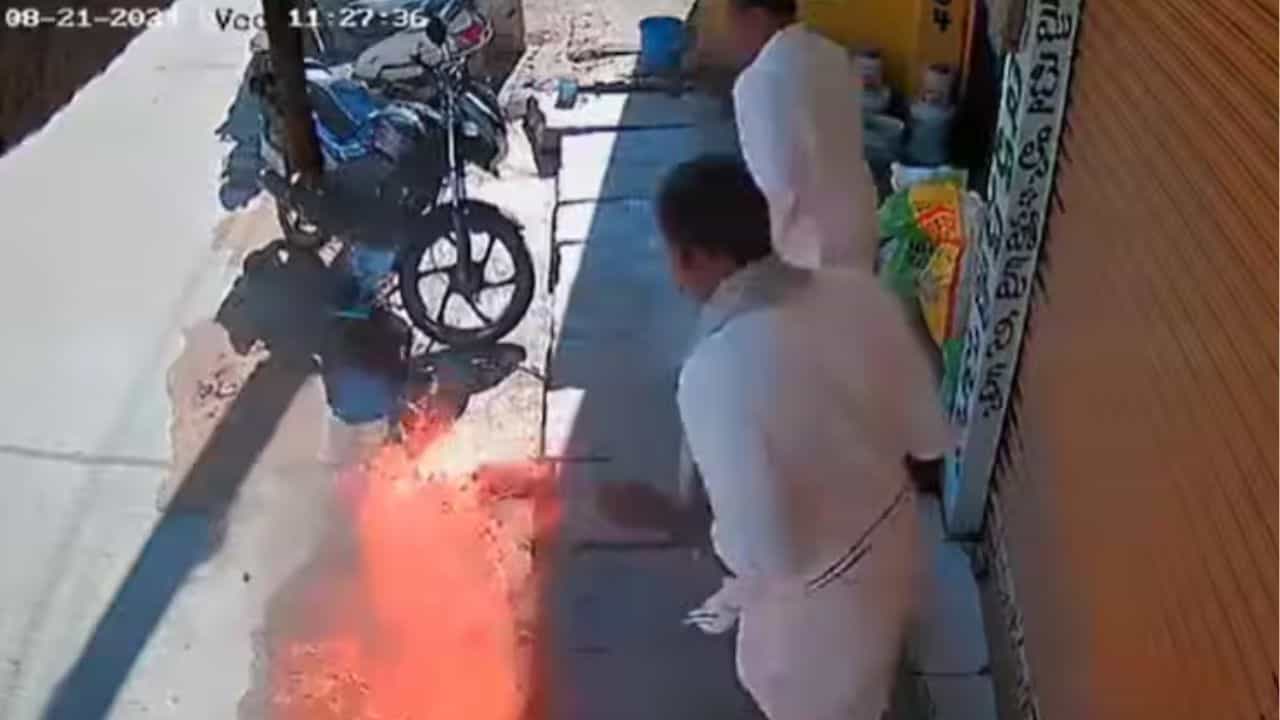 smoker's beedi break sparked fire: বিড়ি ধরাতে জ্বাললেন দেশলাই কাঠি, মুহূর্তেই ছাই... smoker's beedi break sparked fire: বিড়ি ধরাতে জ্বাললেন দেশলাই কাঠি, মুহূর্তেই ছাই...
