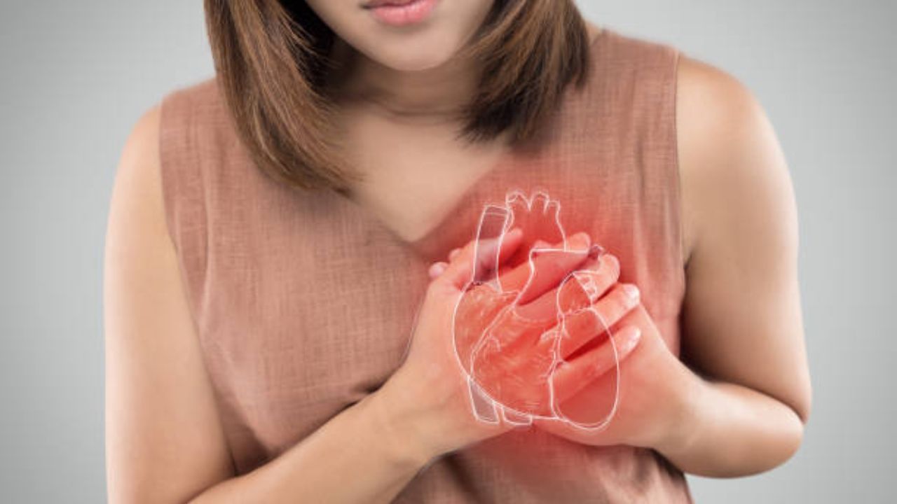 Heart Attack in Women: মহিলাদের হার্ট অ্যাটাকের লক্ষণ কিন্তু পুরুষদের থেকে একদম আলাদা, উপসর্গ না চিনলে বিপদে পড়বেন