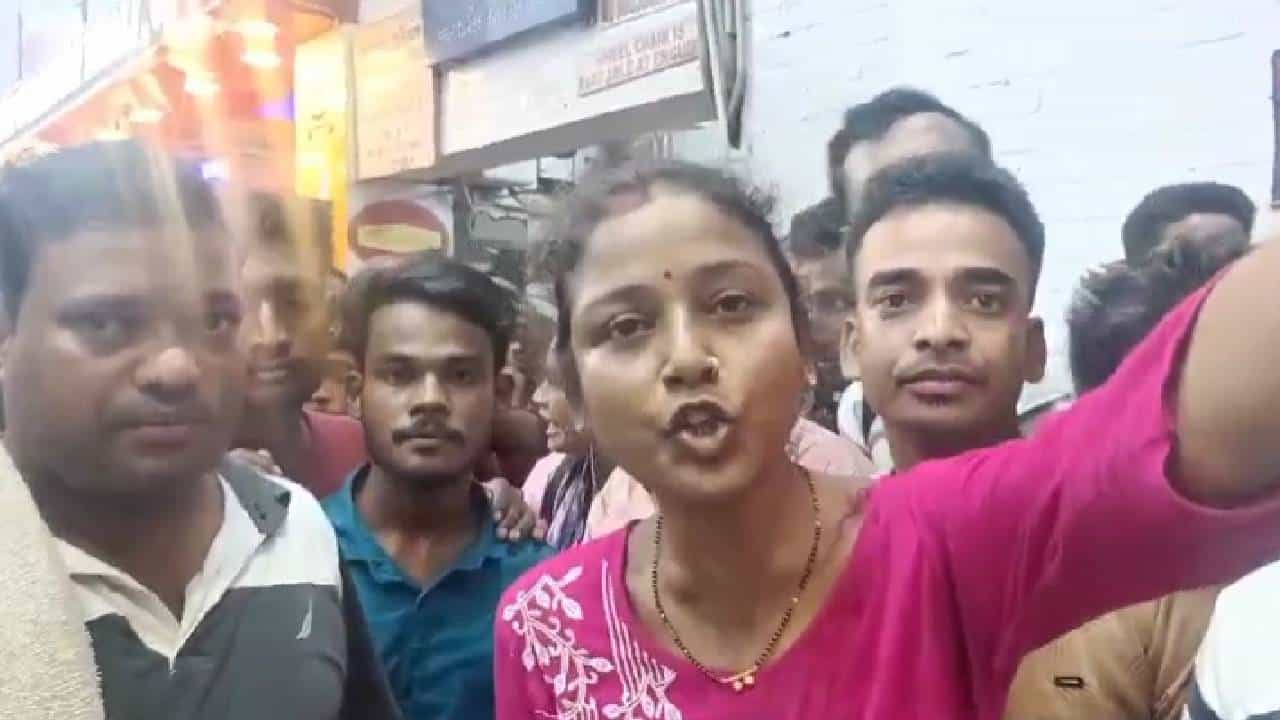 Howrah Train: ট্রেন ছাড়তে দেরি, হাওড়া স্টেশনে তুমুল অশান্তি Howrah Train: ট্রেন ছাড়তে দেরি, হাওড়া স্টেশনে তুমুল অশান্তি
