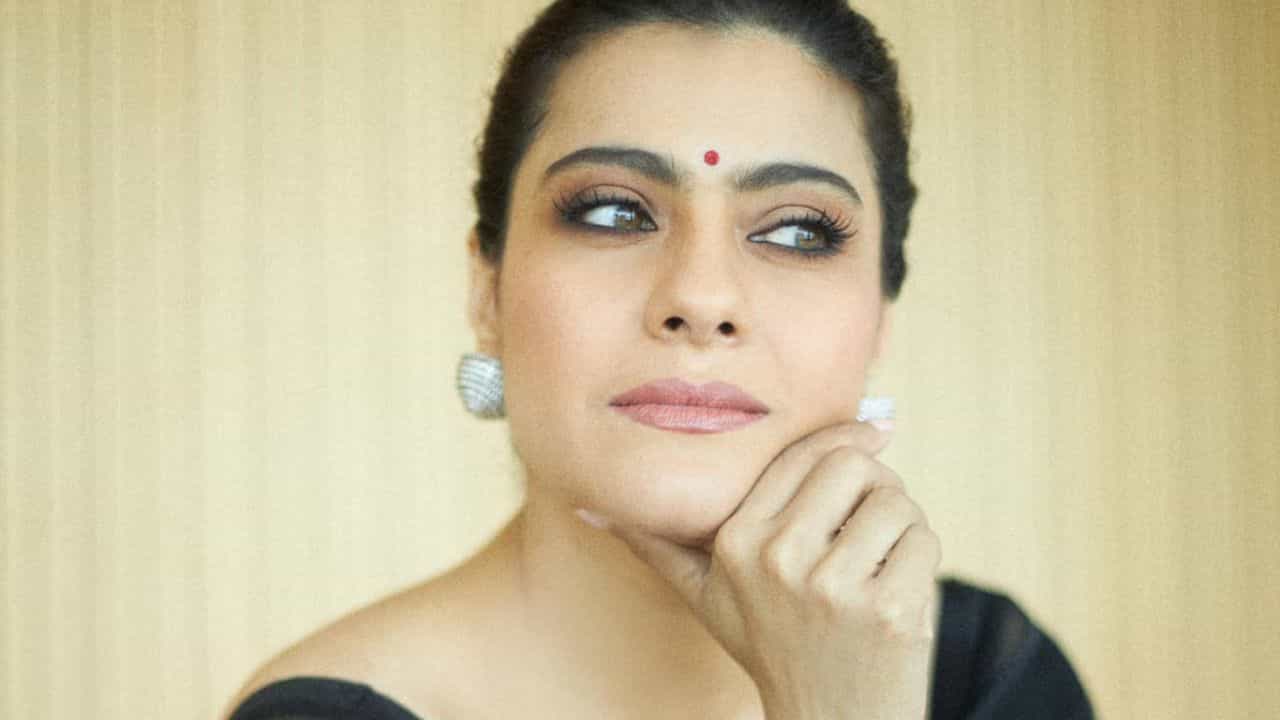 বাচ্চাদের জামার দোকানে সেলস গার্ল ছিলেন কাজল, জানতেন? বাচ্চাদের জামার দোকানে সেলস গার্ল ছিলেন কাজল, জানতেন?