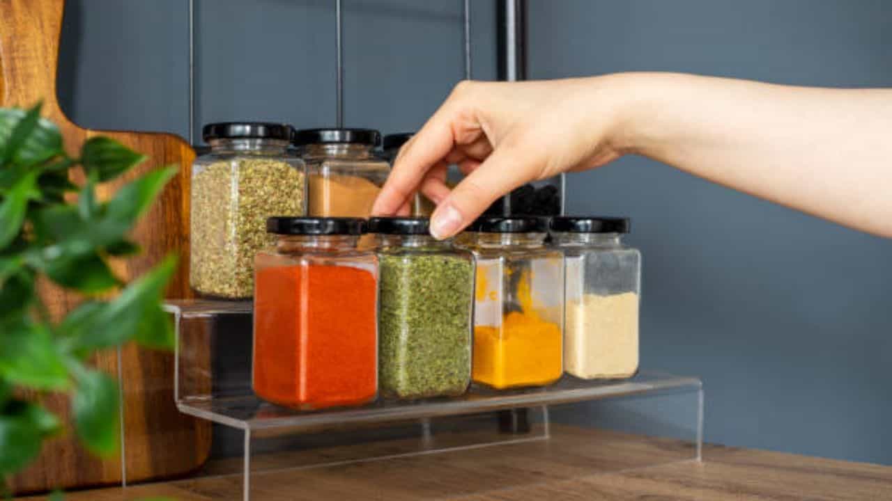 Kitchen Hacks: বর্ষায় মশলার কৌটোতে ছত্রাক জন্মাচ্ছে? এই ৫ টোটকা কাজে লাগান রান্নাঘরে Kitchen Hacks: বর্ষায় মশলার কৌটোতে ছত্রাক জন্মাচ্ছে? এই ৫ টোটকা কাজে লাগান রান্নাঘরে