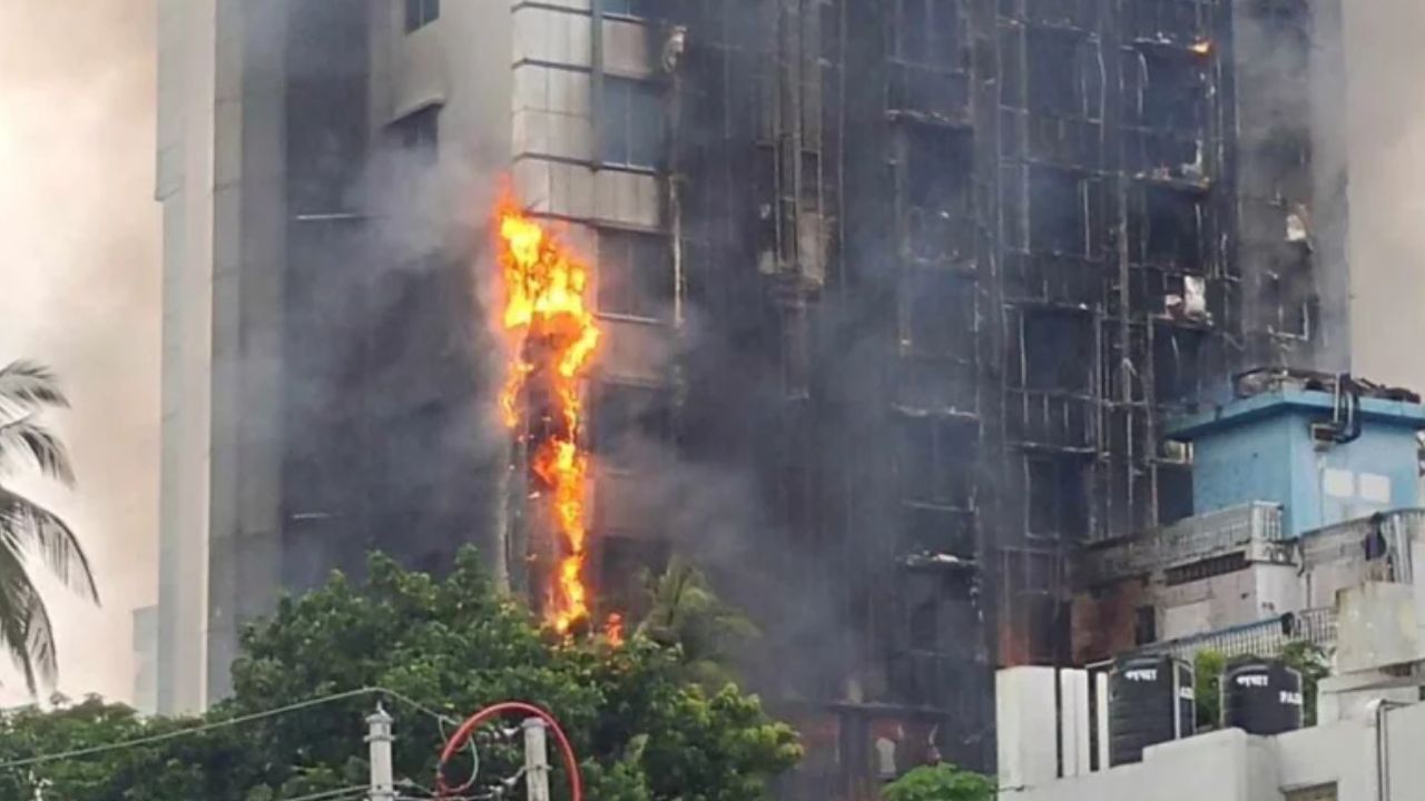 পাঁচতারা হোটেলের সিঁড়িতে ছড়িয়ে দেওয়া হয় পেট্রল, যশোরে ঝলসে মৃত্যু অন্তত ১৮ জনের