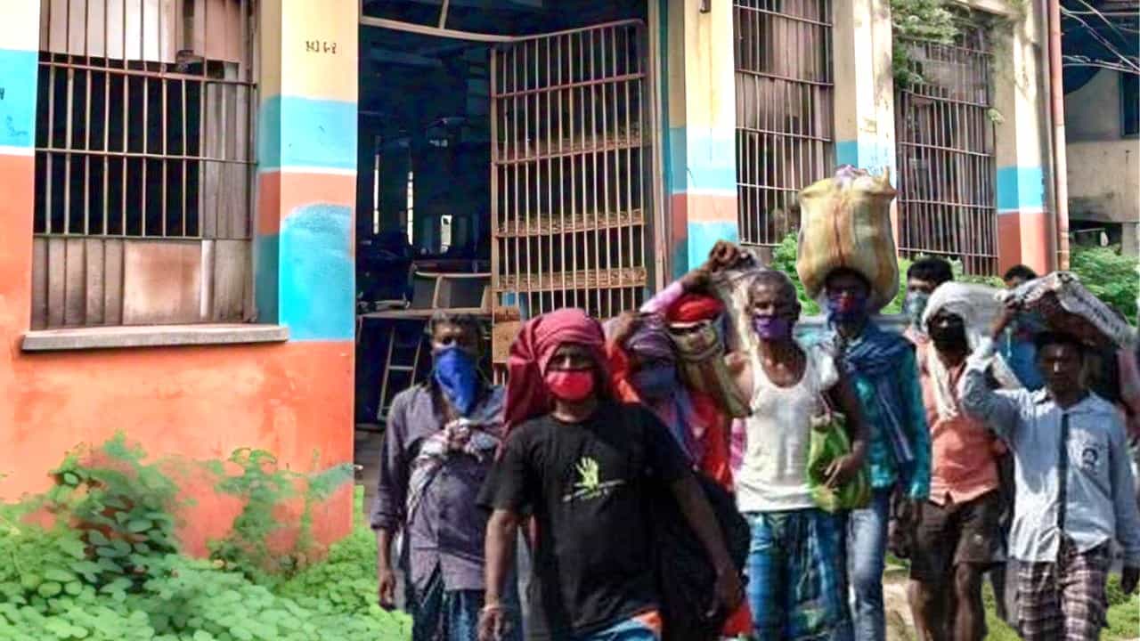 ভিনরাজ্যে কাজ করে বাংলার ২১,৫৯,৭৩৭ শ্রমিক, রাজ্যে ঠিক কতগুলি কারখানা বন্ধ জানেন ভিনরাজ্যে কাজ করে বাংলার ২১,৫৯,৭৩৭ শ্রমিক, রাজ্যে ঠিক কতগুলি কারখানা বন্ধ জানেন