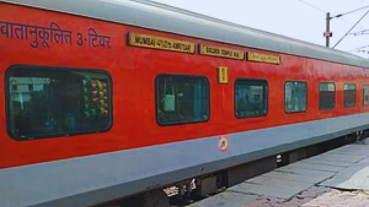 Train Coaches: শুধু সুপারফাস্ট ট্রেনেই কেন লাল কামরা থাকে, জানেন? Train Coaches: শুধু সুপারফাস্ট ট্রেনেই কেন লাল কামরা থাকে, জানেন?