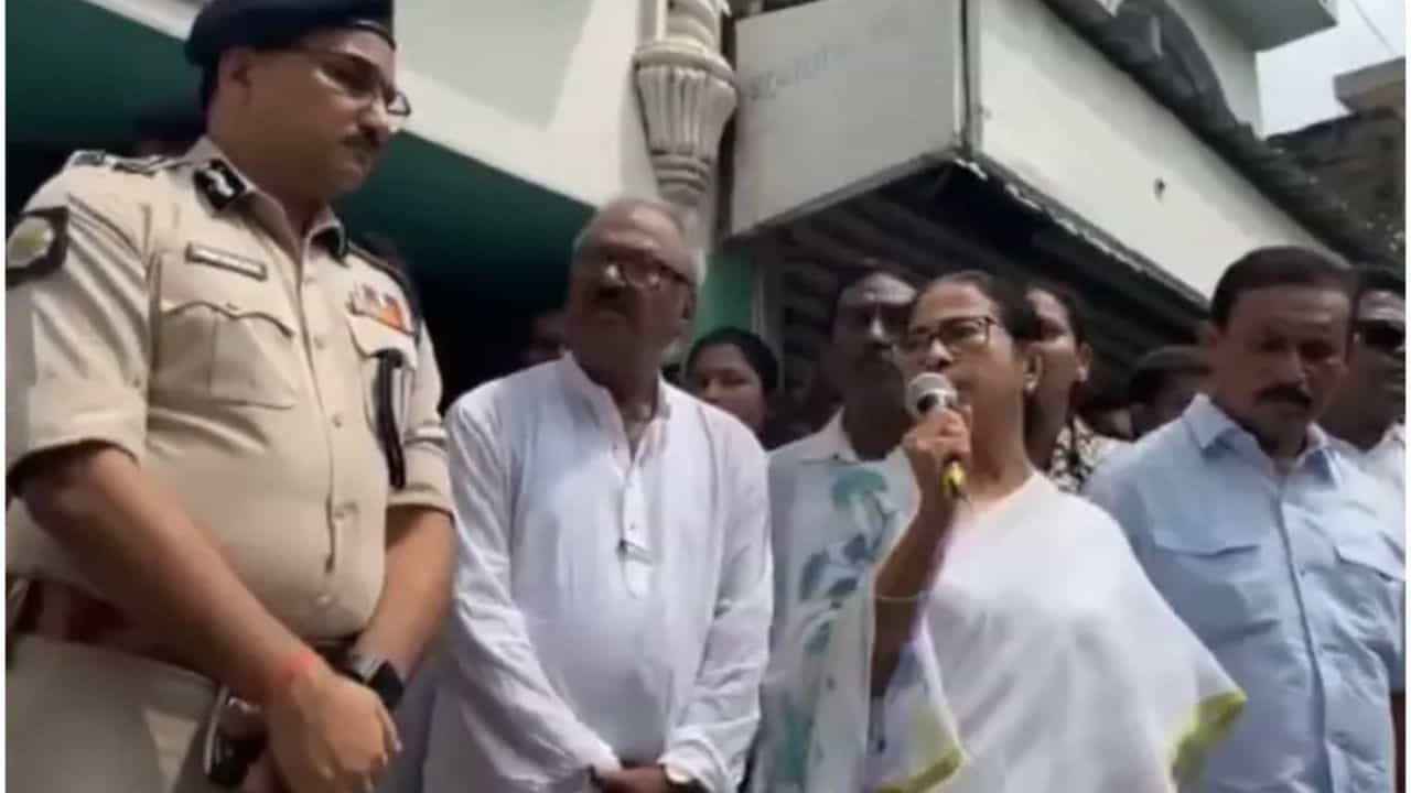 R G Kar: মুখ্যমন্ত্রী টাকার কথাই বলেছিলেন: তিলোত্তমার মা R G Kar: মুখ্যমন্ত্রী টাকার কথাই বলেছিলেন: তিলোত্তমার মা
