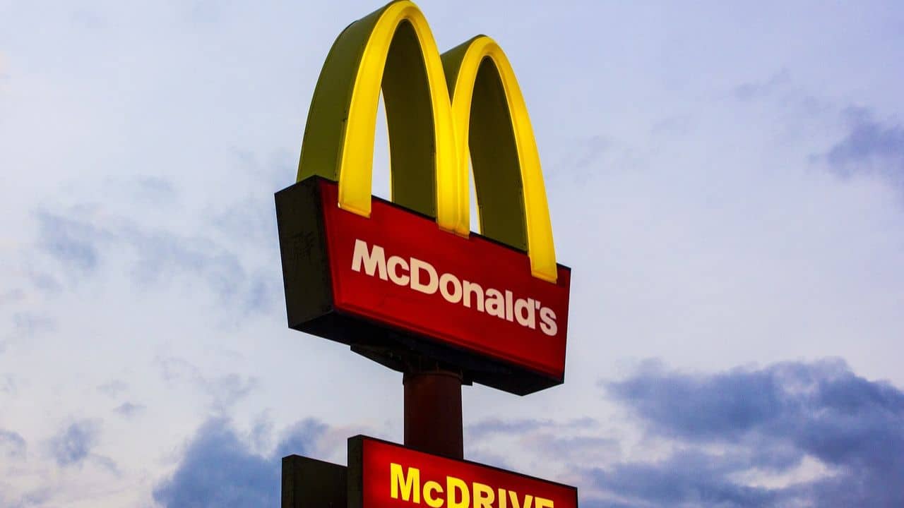 একেক করে অর্ডার দিচ্ছিলেন গ্রাহকরা, হঠাৎ ম্যাকডোনাল্ডেই আগুন লাগিয়ে দিল কর্মী!