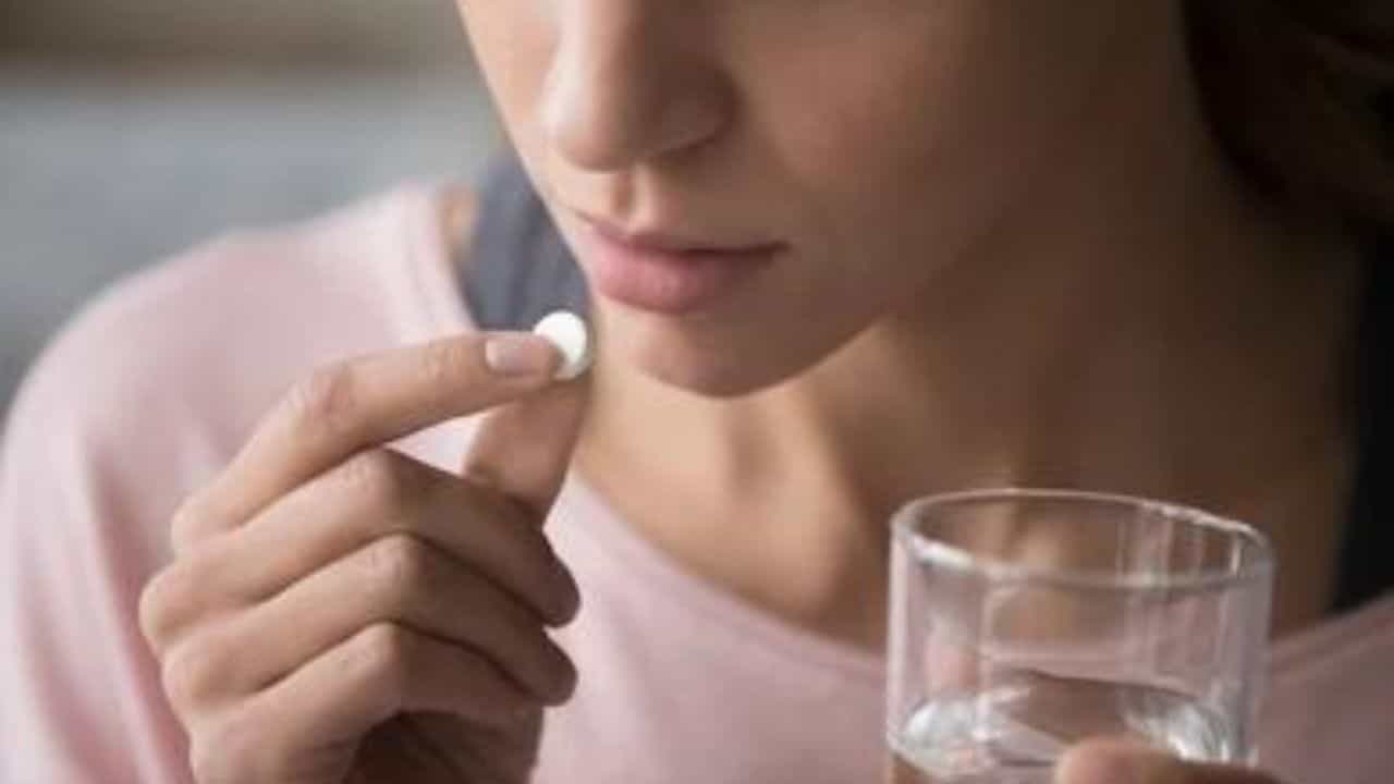 Medicine: চিকিৎসকের পরামর্শ ছাড়াই ওষুধ খাচ্ছেন? অচিরেই বড় বিপদ ডেকে আনছেন না তো? Medicine: চিকিৎসকের পরামর্শ ছাড়াই ওষুধ খাচ্ছেন? অচিরেই বড় বিপদ ডেকে আনছেন না তো?