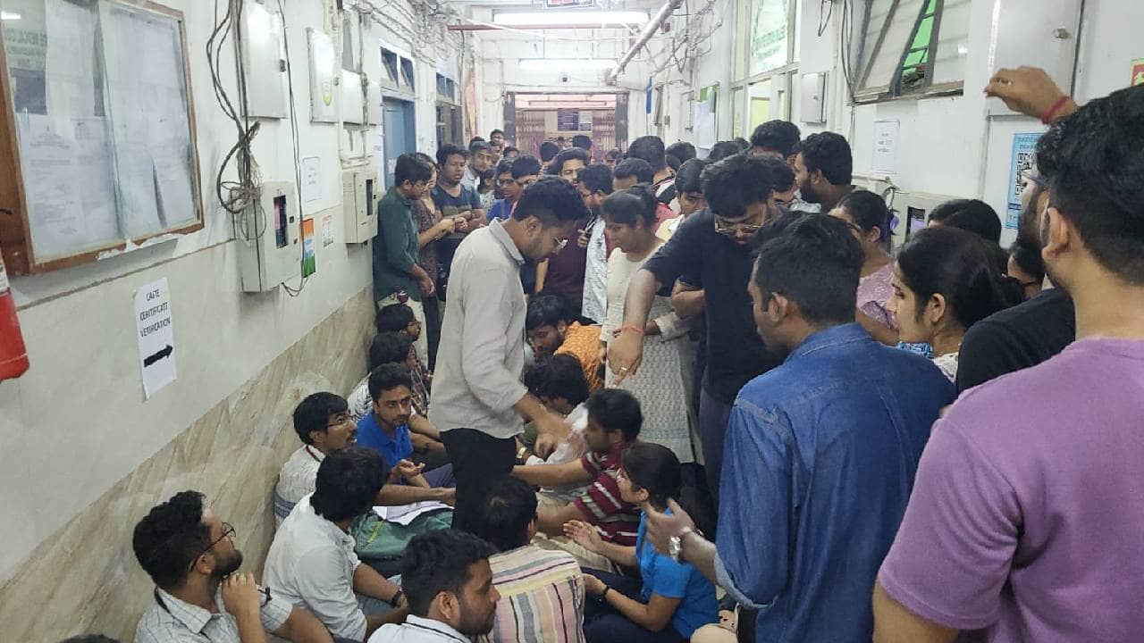 Medinipur Medical: কর্মবিরতি তুলতে ডাক্তার পড়ুয়াদের হুমকি দিচ্ছে তৃণমূল, অধ্যক্ষকে ঘেরাও করে বিক্ষোভ