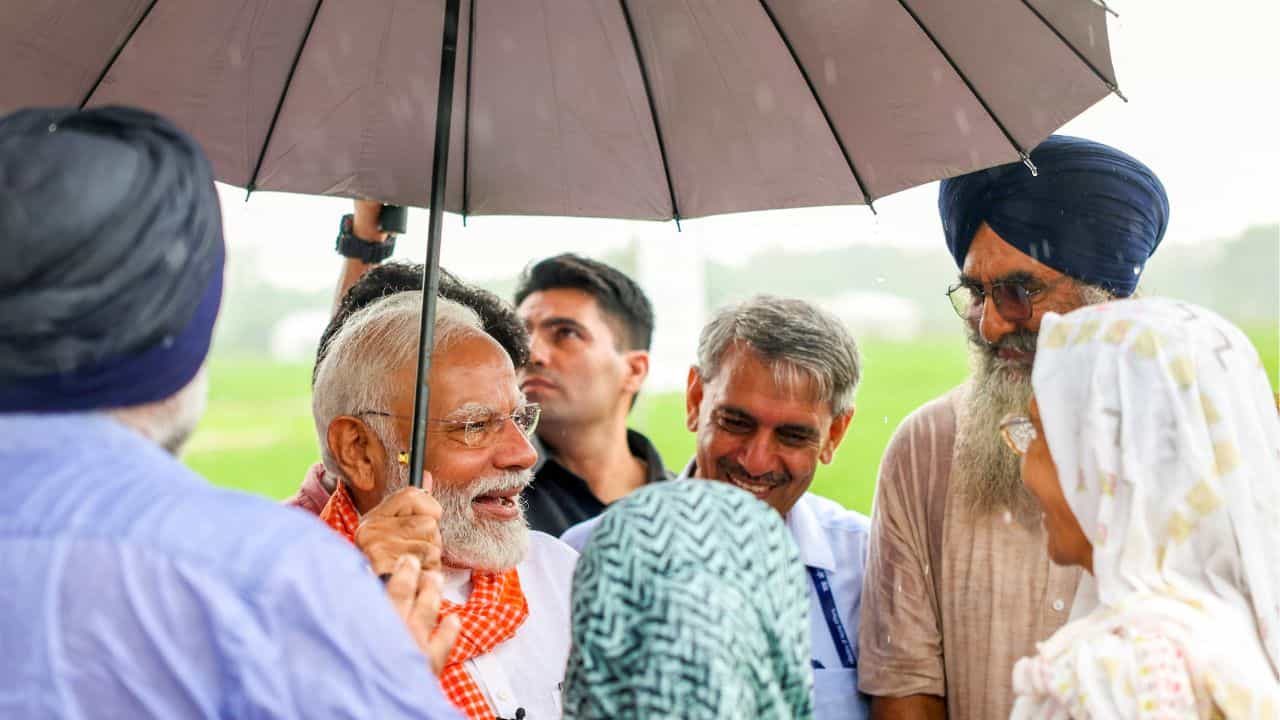 ঝমঝমিয়ে বৃষ্টি, অনুষ্ঠান থামালেন না প্রধানমন্ত্রী, অন্নদাতাদের জন্য ভাঙলেন প্রোটোকলও ঝমঝমিয়ে বৃষ্টি, অনুষ্ঠান থামালেন না প্রধানমন্ত্রী, অন্নদাতাদের জন্য ভাঙলেন প্রোটোকলও