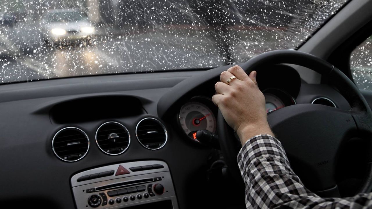 Monsoon Driving: বর্ষায় রাস্তায় গাড়ি চালাচ্ছেন? অবশ্যই মাথায় রাখবেন যে বিষয়গুলি