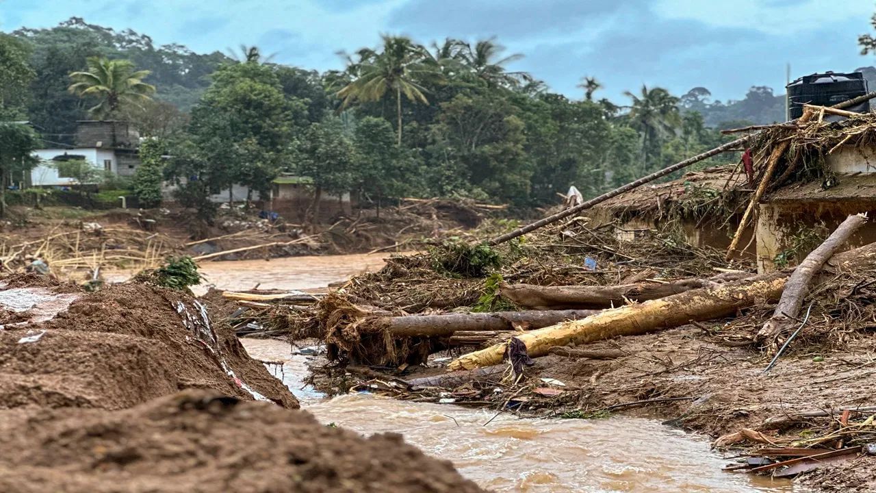 বেড়াতে গিয়ে প্রাকৃতিক বিপর্যয় বা বিপদ মুখোমুখি হওয়া কারওই পছন্দ নয়। কিন্তু প্রতিবছর যে ধরনের প্রাকৃতিক বিপর্যয় রোষে পড়ছে পাহাড়, তাতে এই সময় সিকিম, হিমাচল, উত্তরাখণ্ডের মতো রাজ্যগুলো এড়িয়ে যাওয়াই ভাল। কিন্তু তা বলে কি পাহাড়ে যাবেন না?