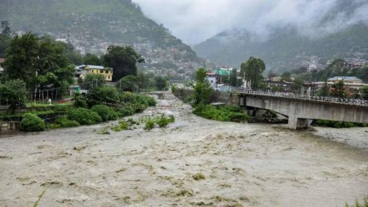 হিমাচল, উত্তরাখণ্ডের পাশাপাশি সুরক্ষিত নয় সিকিম, অসমও। যতদিন যাচ্ছে বর্ষাকালে পাহাড় ভ্রমণ কঠিন হয়ে যাচ্ছে। প্রতি বছর ভূমিধস, হরপাবান, মেঘ ভাঙা বৃষ্টির মুখোমুখি হতে হচ্ছে মানুষকে। অথচ, এই মরশুমেই সবচেয়ে বেশি মানুষ পাহাড়ে যেতে পছন্দ করে।