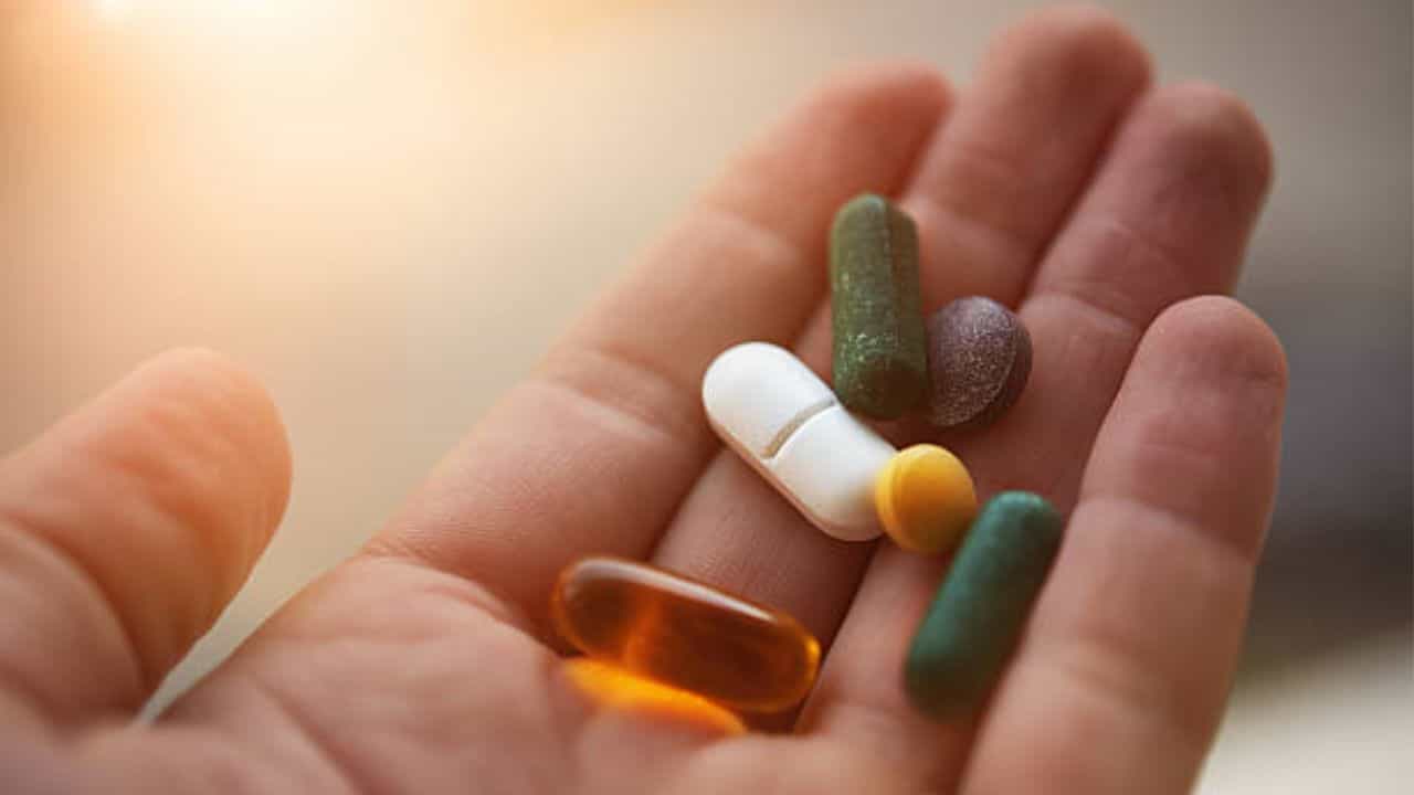 Multivitamin Side Effects: মুঠো-মুঠো ভিটামিন ওষুধ খান? হতে পারে কিডনি বিকল Multivitamin Side Effects: মুঠো-মুঠো ভিটামিন ওষুধ খান? হতে পারে কিডনি বিকল