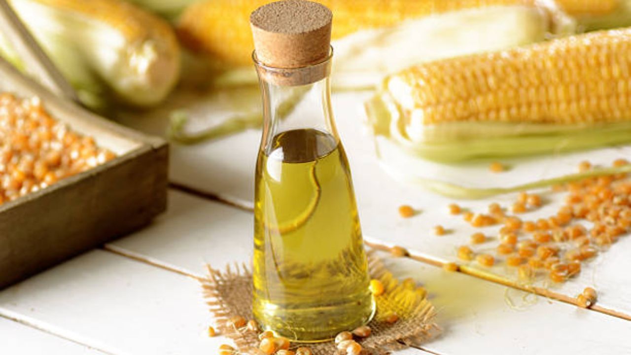 সাদা তেল হিসেবে ভুলেও কর্ন অয়েলকে বেছে নেবেন না। ওমেগা-৩ ও ওমেগা-৬ ফ্যাটি অ্যাসিড স্বাস্থ্যের জন্য জরুরি। কিন্তু এই দুই পুষ্টির মধ্যে সমতা থাকাও দরকার। কিন্তু কর্ন অয়েল খেলে দেহে ওমেগা-৬ ফ্যাটি অ্যাসিডের মাত্রা বেড়ে যায় এবং হার্টের সমস্যা দেখা দিতে পারে।