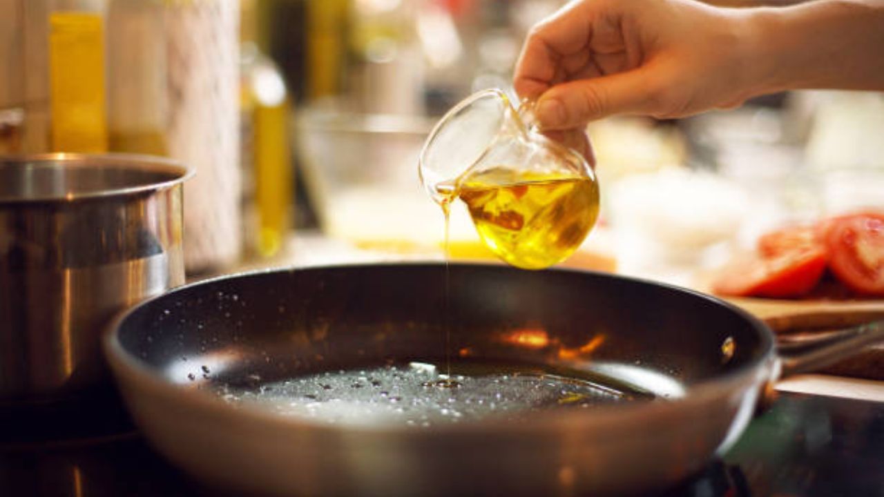 সাধারণত বাঙালিরা রান্নায় সর্ষের তেল ব্যবহার করুন। কেউ কেউ অলিভ অয়েল, বাদাম তেল, সূর্যমুখীর তেল খান। এগুলো স্বাস্থ্যের জন্য উপকারী। কিন্তু কোন তেল একেবারে ছুঁয়ে দেখা যাবে না, জানেন?