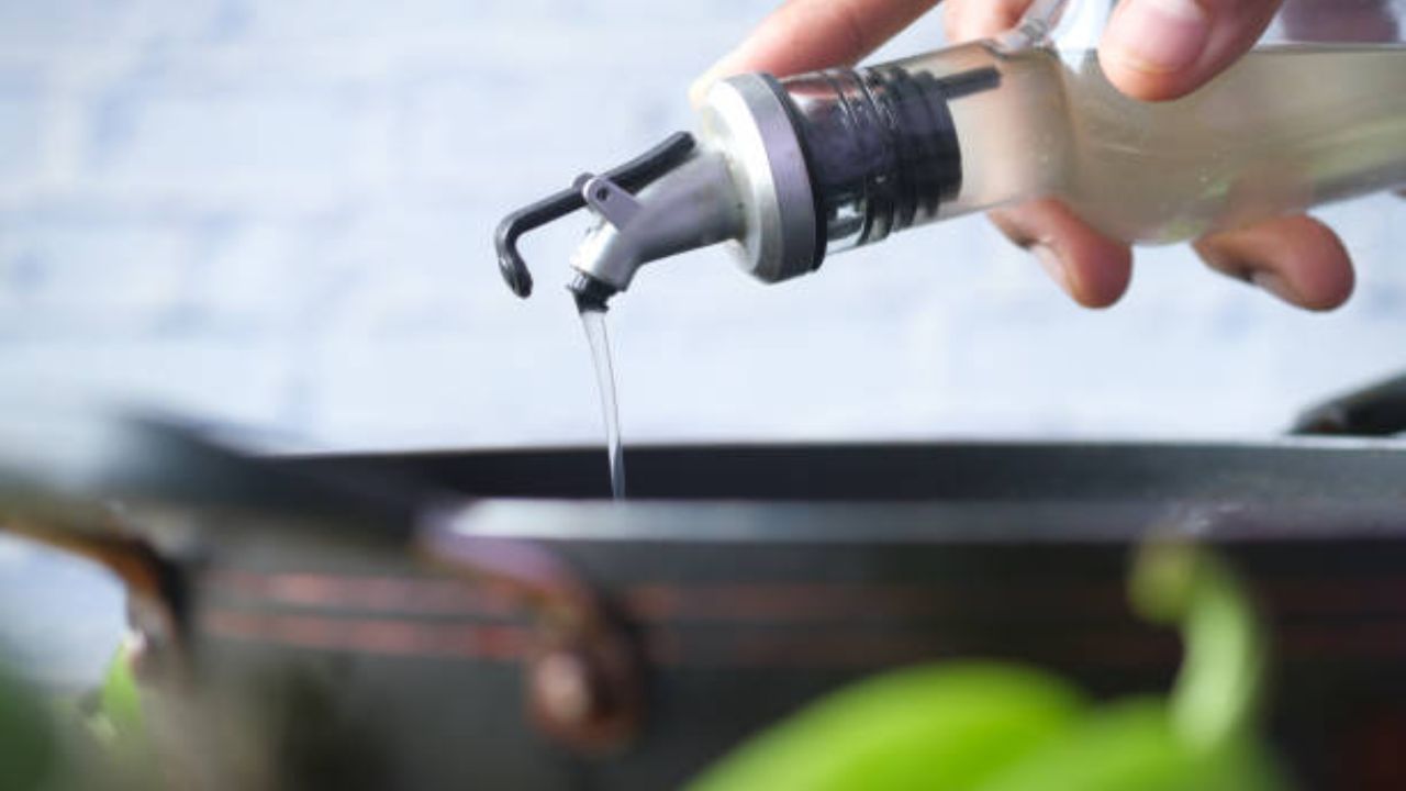 রান্নায় ভাল মানের তেল ব্যবহার করা জরুরি। যে তেলের মধ্যে স্যাচুরেটেড ও ট্রান্স ফ্যাট রয়েছে, সেগুলো স্বাস্থ্যের জন্য ক্ষতিকর। এই ধরনের তেল খেলে রক্তে খারাপ কোলেস্টেরলের মাত্রা বাড়ে এবং নানা সমস্যা দেখা দেয়। 