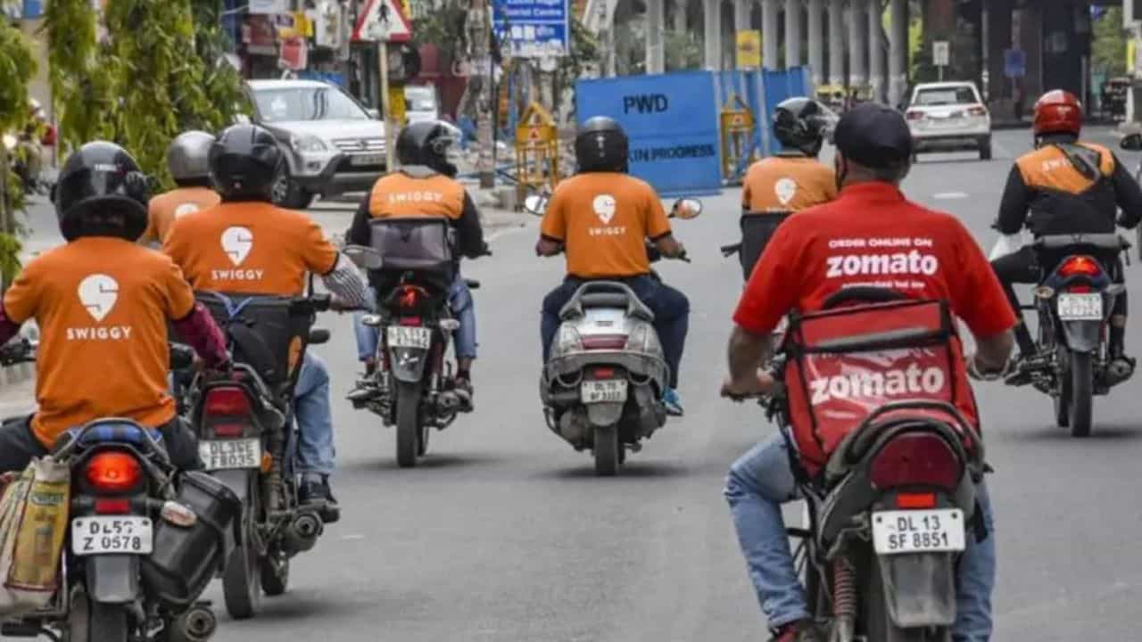 Online Delivery: দিনে কত টাকা উপার্জন করেন ডেলিভারি কর্মীরা, জানেন! Online Delivery: দিনে কত টাকা উপার্জন করেন ডেলিভারি কর্মীরা, জানেন!